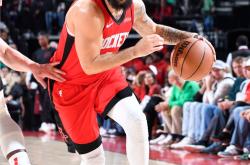 开云足球直播-火箭险胜凯尔特人，锡安打破历史纪录