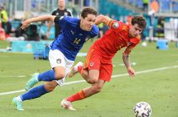 开云APP-各国足球队在比赛中拼尽全力