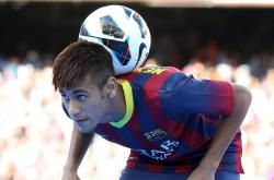 开云APP-绿茵场上的平行叙事，伊拉克奇迹、米兰复兴与奥纳纳的英超征途