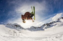 开云体育官方网站-赛道与球场，当F1揭幕战之夜遇见浓眉的统治力