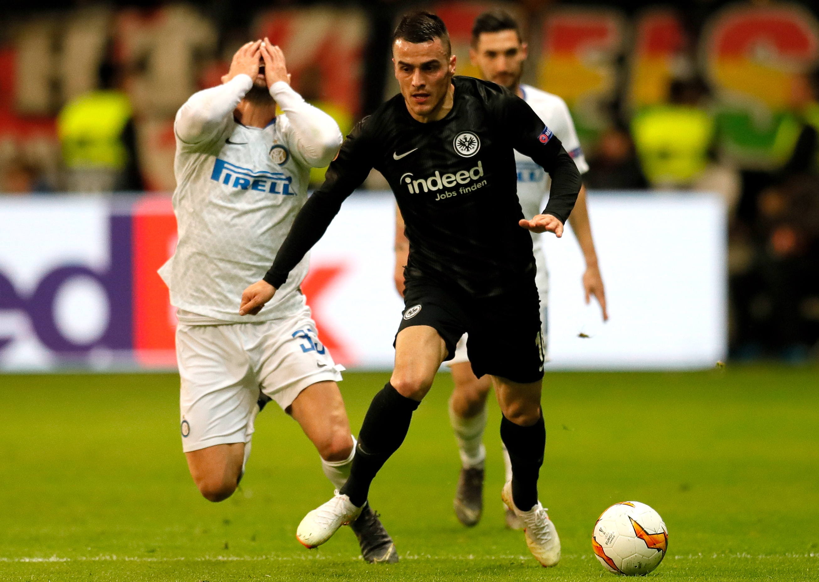 各国足球队在比赛中拼尽全力 各国足球队在比赛中拼尽全力