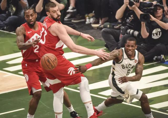 关于雄鹿主场大胜猛龙,范乔丹砍下三双的信息 关于雄鹿主场大胜猛龙,范乔丹砍下三双的信息