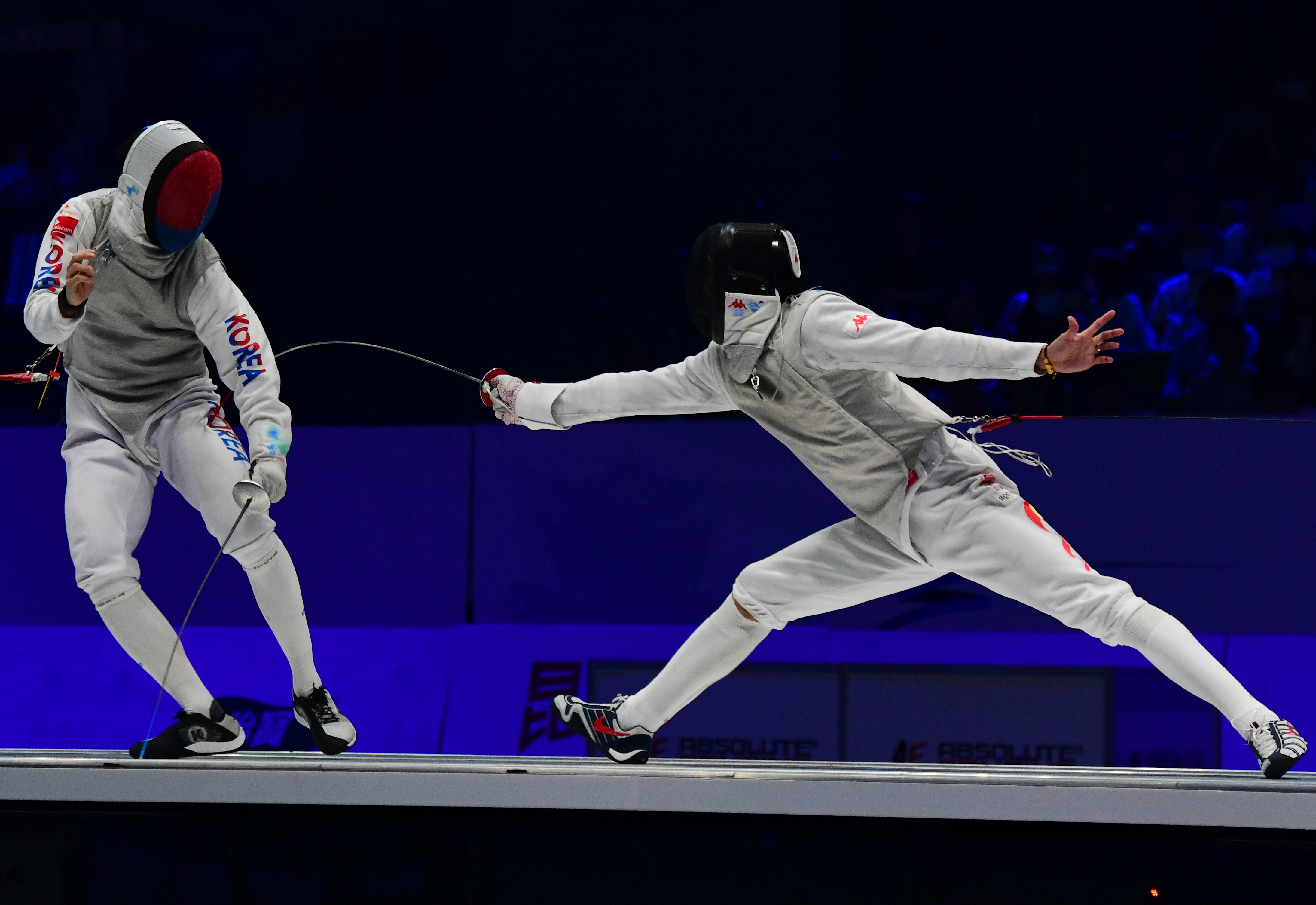 俄罗斯队在击剑比赛中斩获胜利