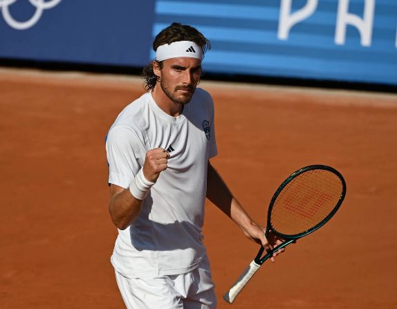 包含世界网球队险胜日本网球队，西西帕斯统治全场的词条