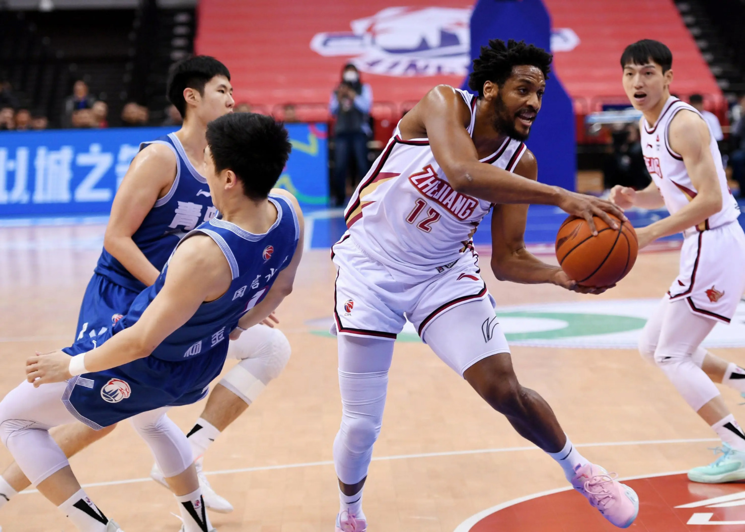 雷霆翻盘山东队，莫兰特带队取胜