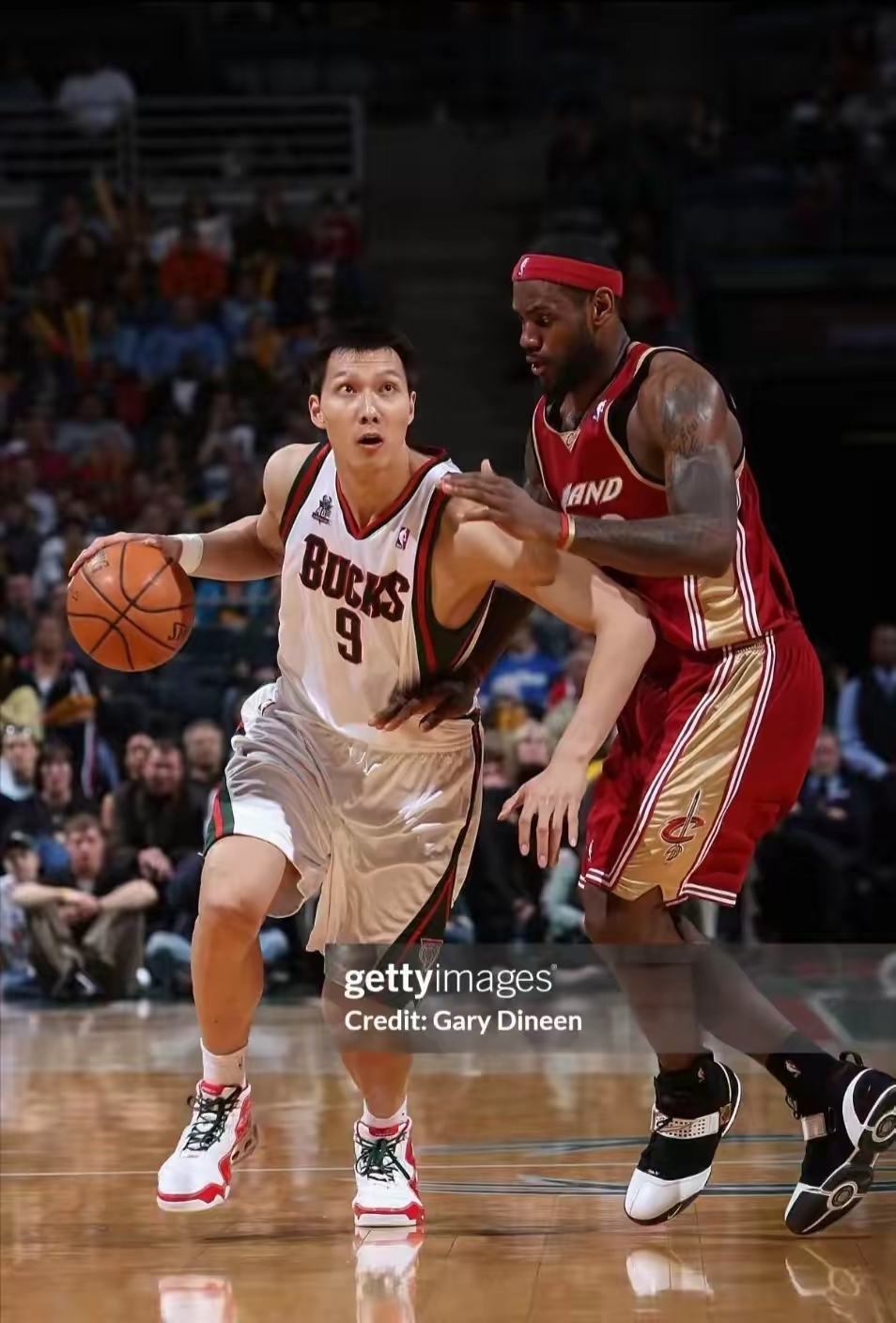 76人完胜深圳队,易建联扛起全队 76人完胜深圳队,易建联扛起全队