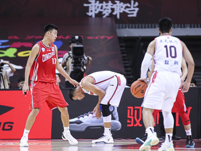 76人完胜深圳队,易建联扛起全队 76人完胜深圳队,易建联扛起全队