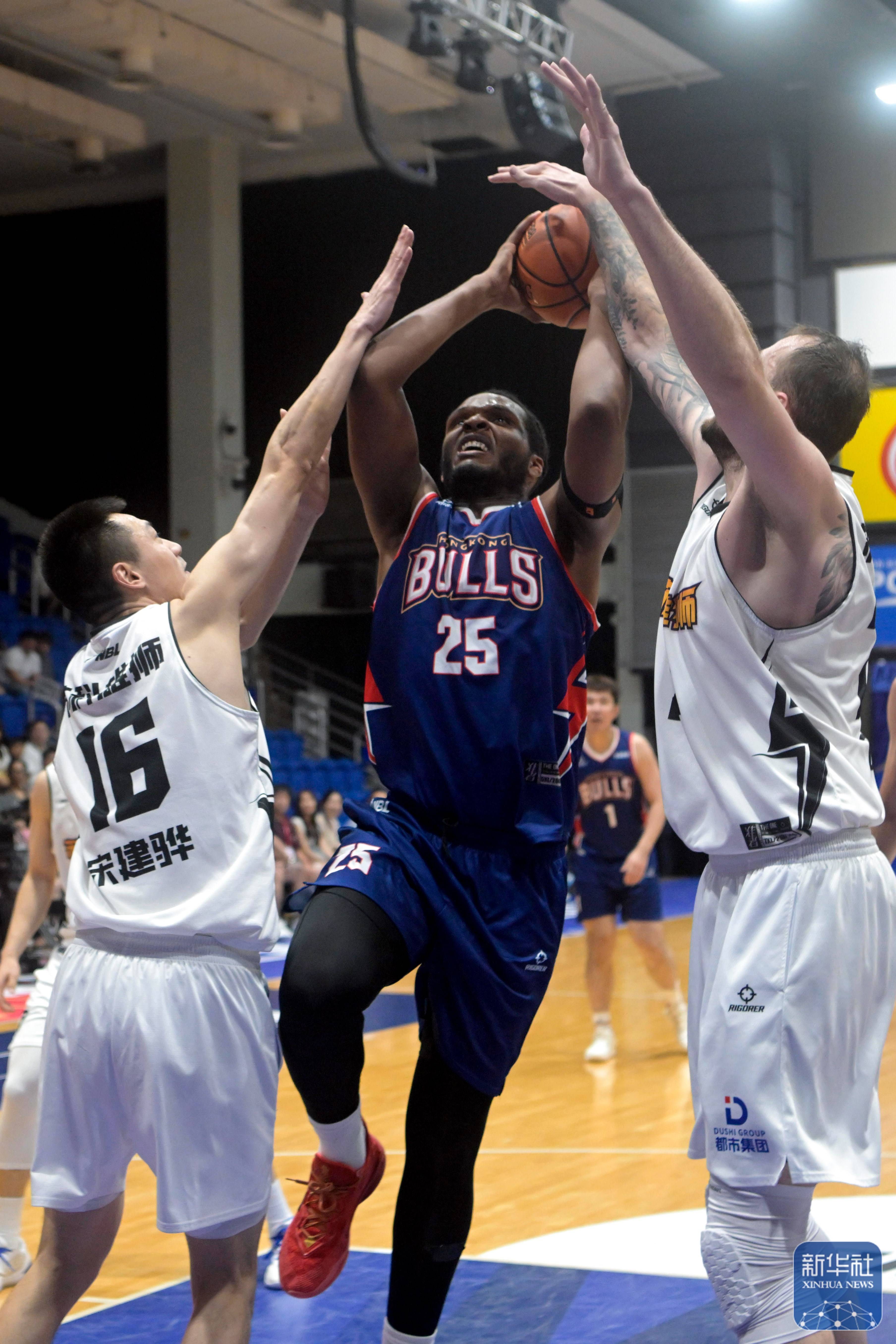 中国篮球联赛中球队经历严格的比赛备战