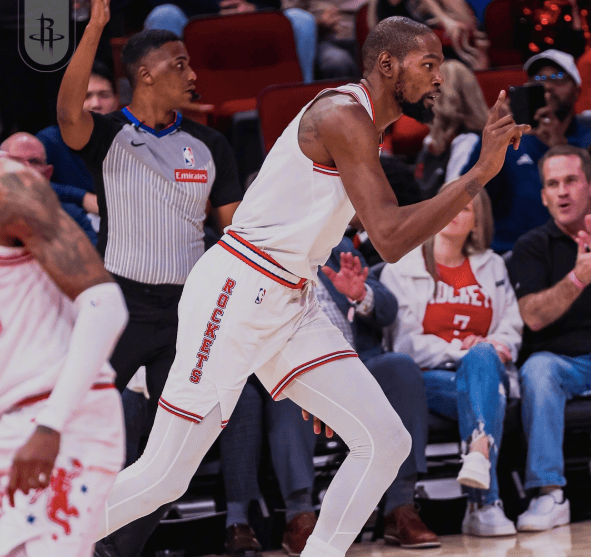 NBA巨星成功回归赛场，全队士气大增