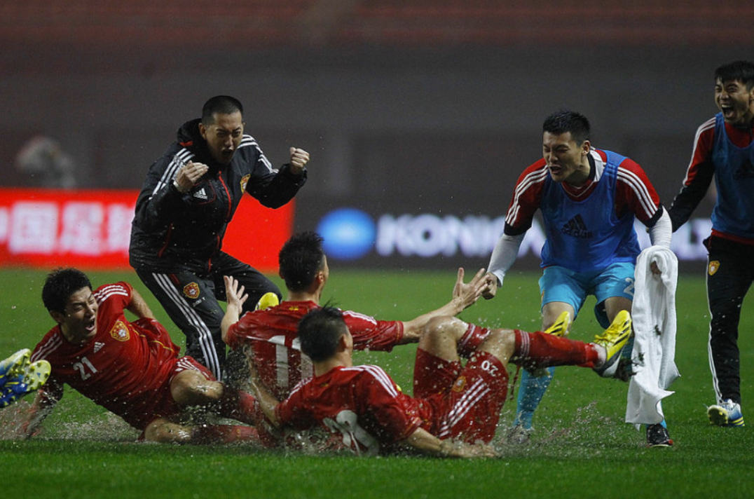包含南京女子足球精英赛在雨中激烈展开的词条