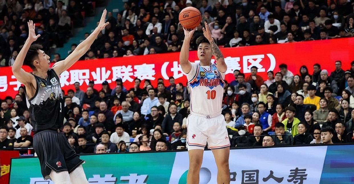 顶级外援秀出精湛技术，带领球队迎战强敌的简单介绍