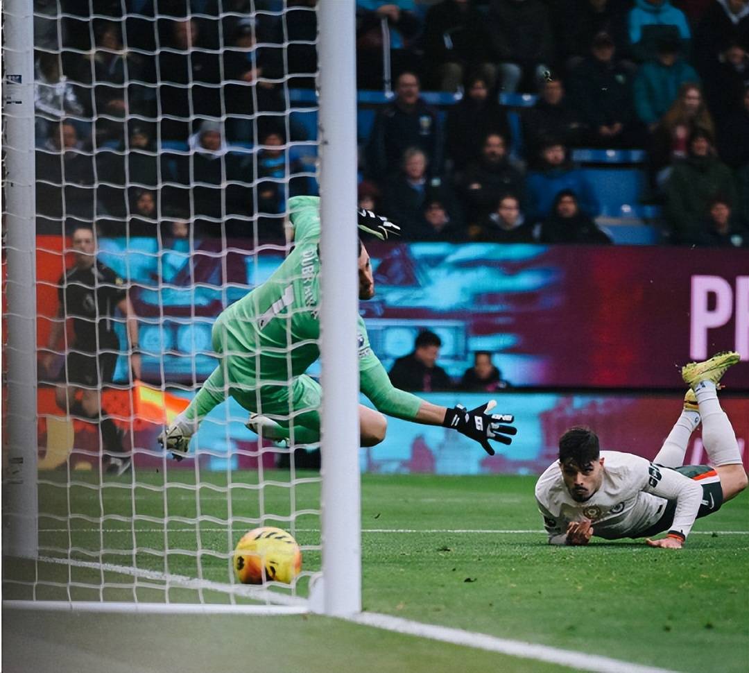 切尔西前锋连场破门，成为全队焦点