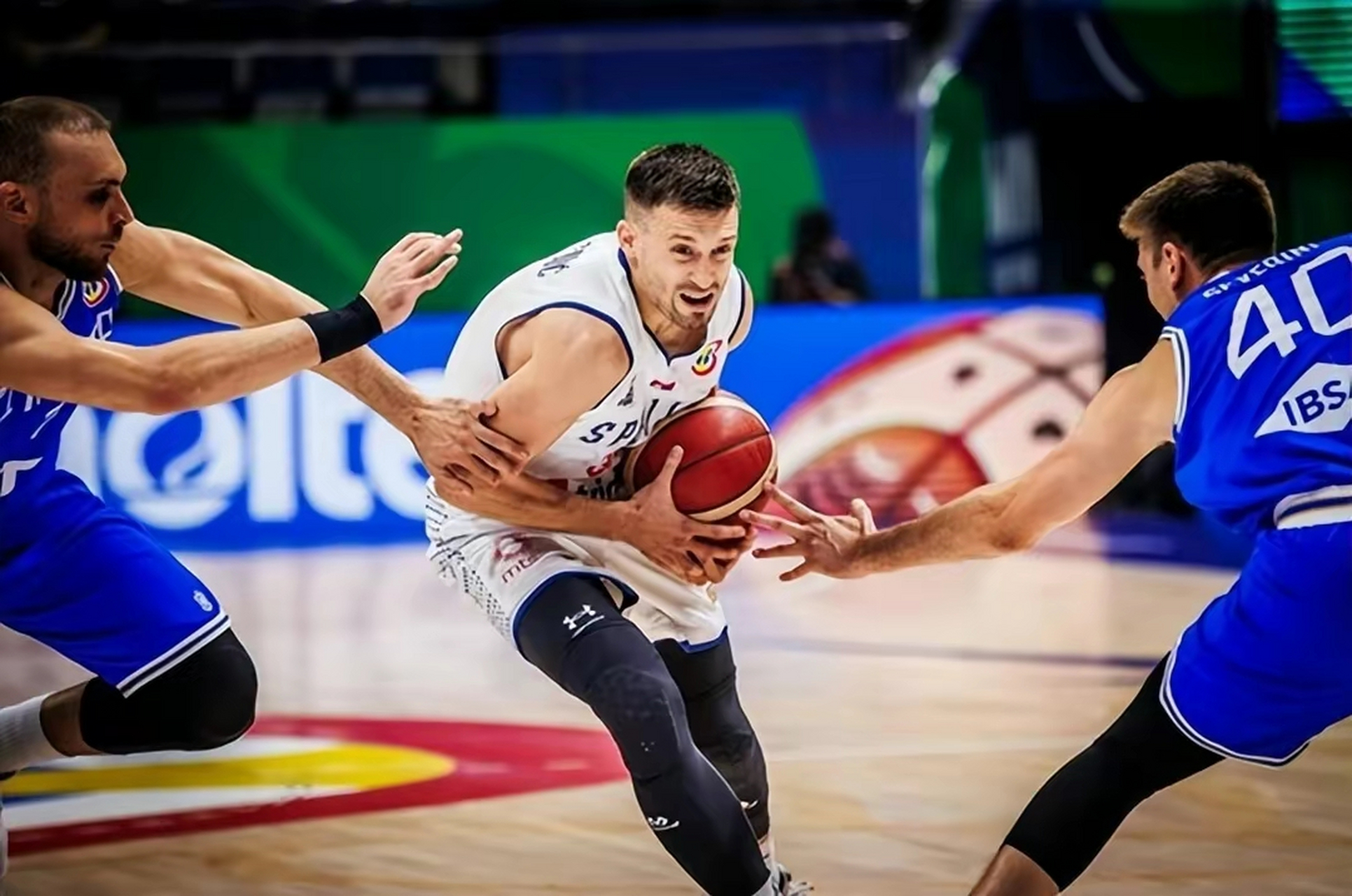 塞尔维亚队员在场上积极争霸