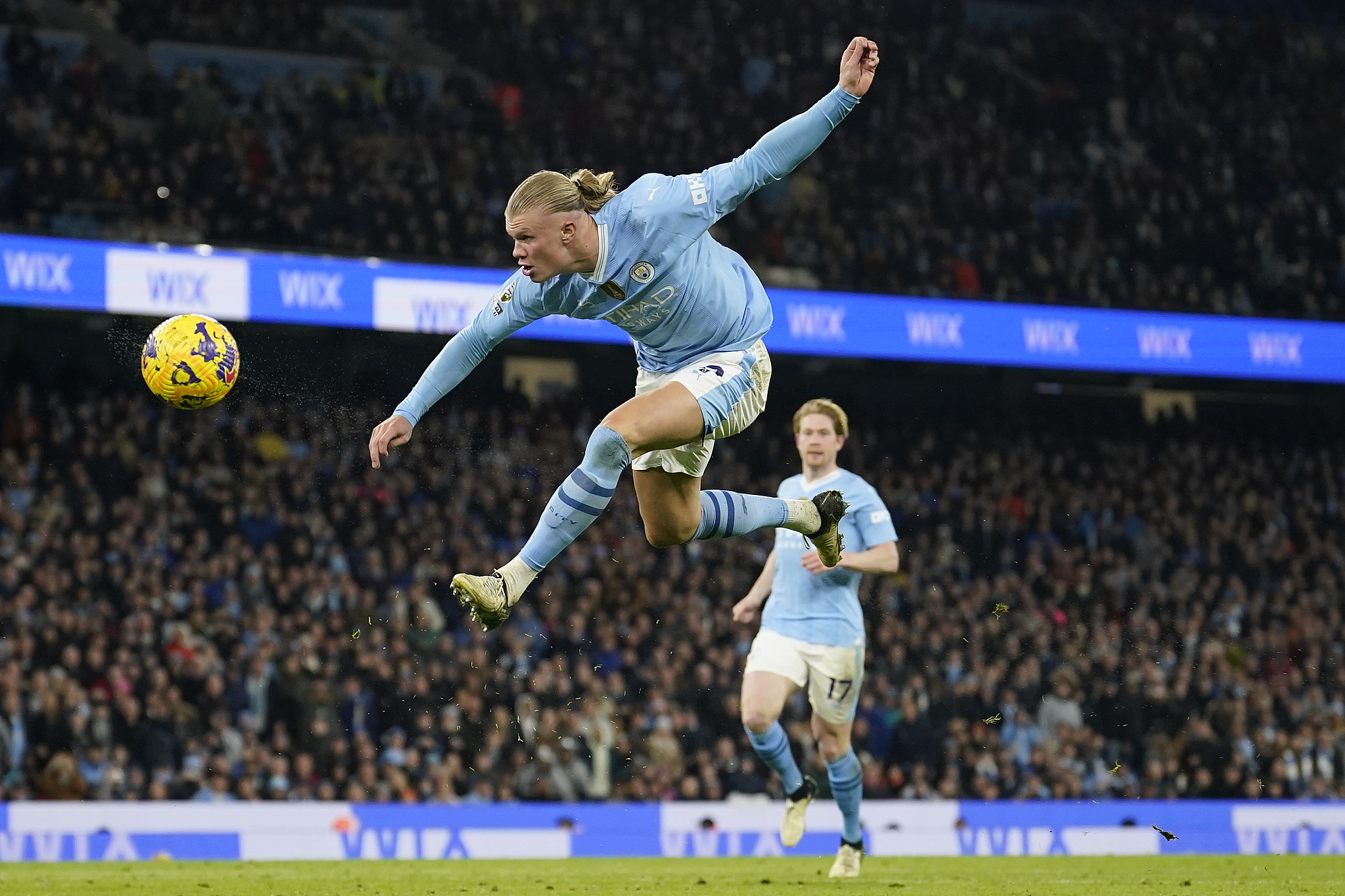 斯特林传射建功,英超豪门曼城继续领跑积分榜 斯特林传射建功,英超豪门曼城继续领跑积分榜