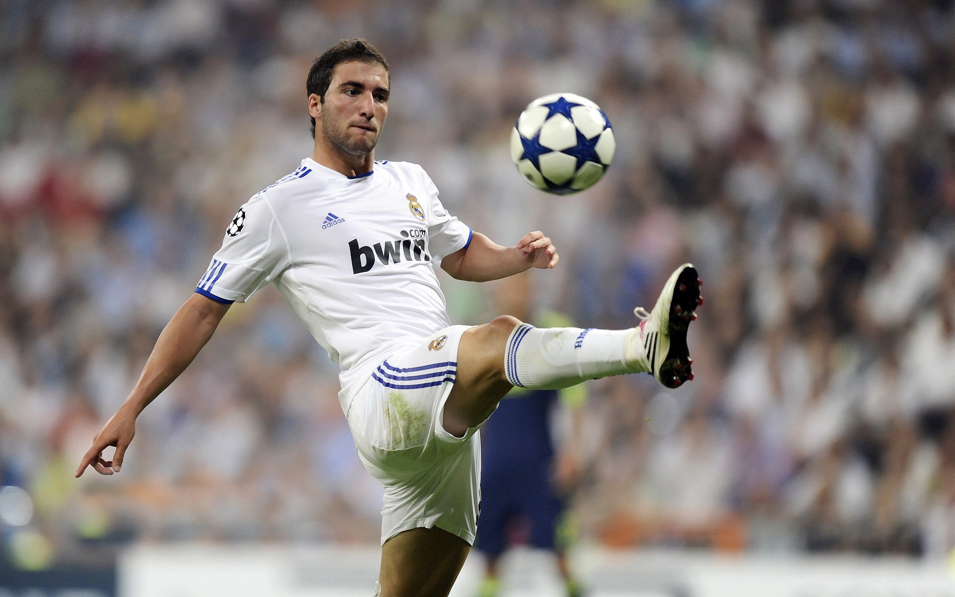 年度焦点之战之夜，厄德高全程高能输出，谱写中场大师的璀璨华章