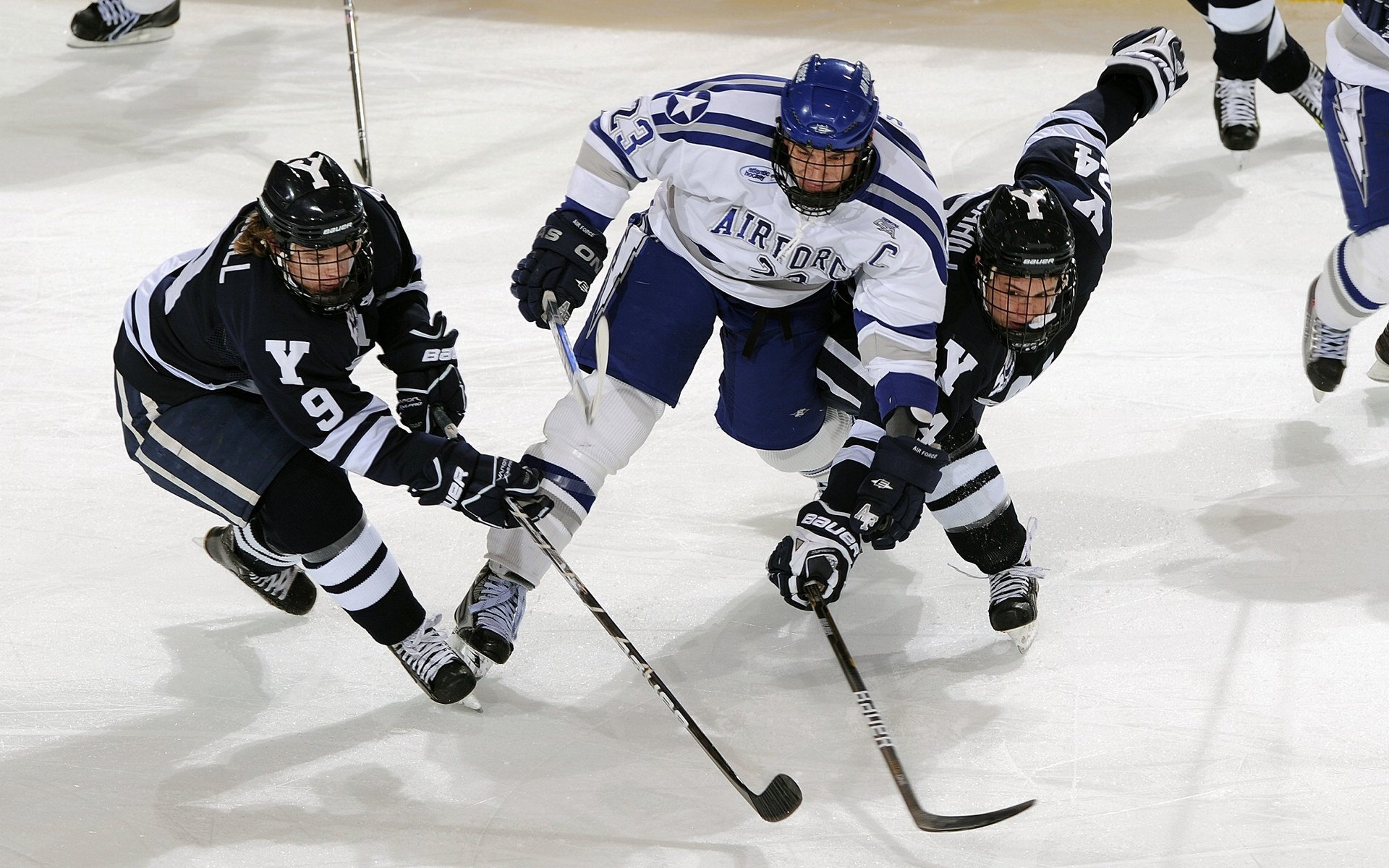 奥利维耶主宰比赛走向，那不勒斯强压哥伦比亚，一场战术与意志的较量