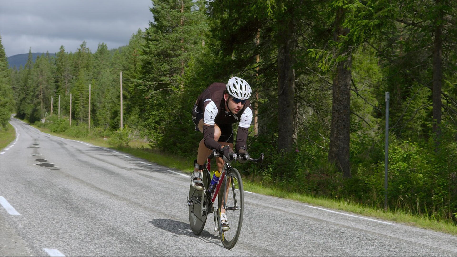 绿茵场与篮球馆的双重奏，德甲争冠焦点战与爵士末节逆转广东的战术启示